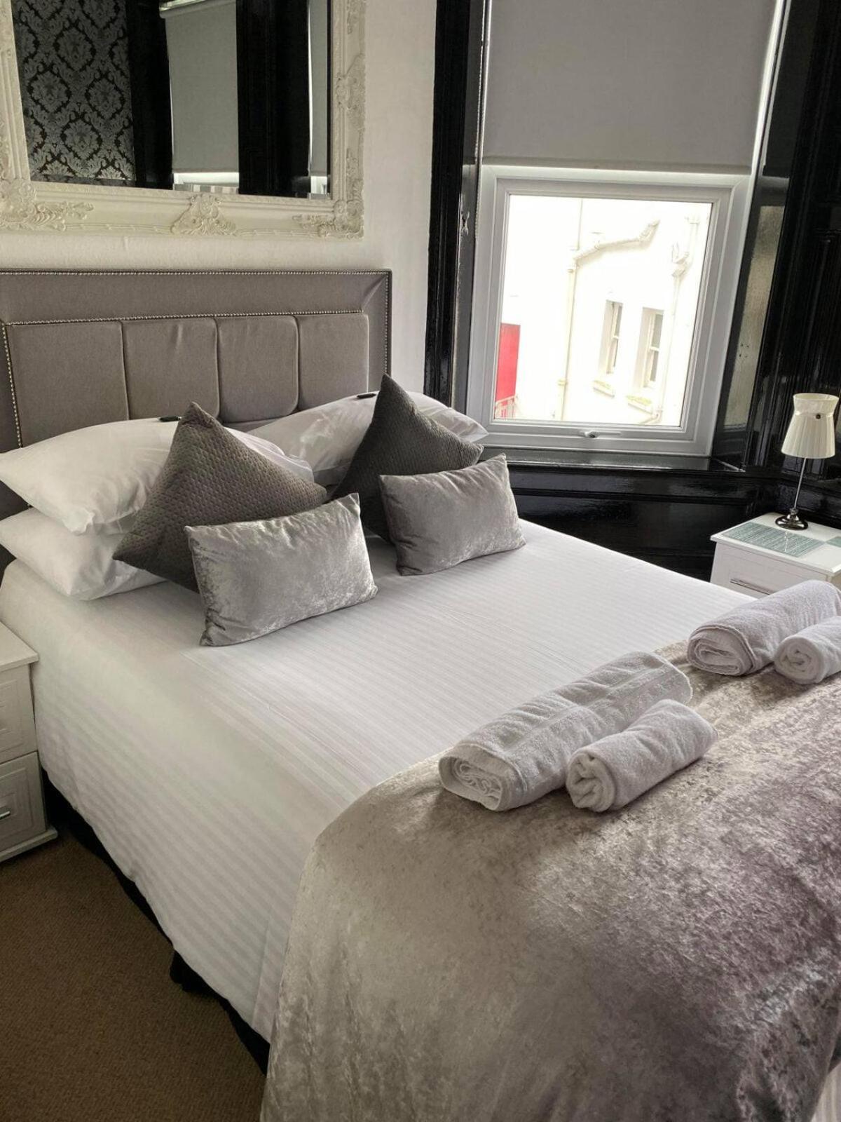 Edelweiss Guest House Douglas Bagian luar foto