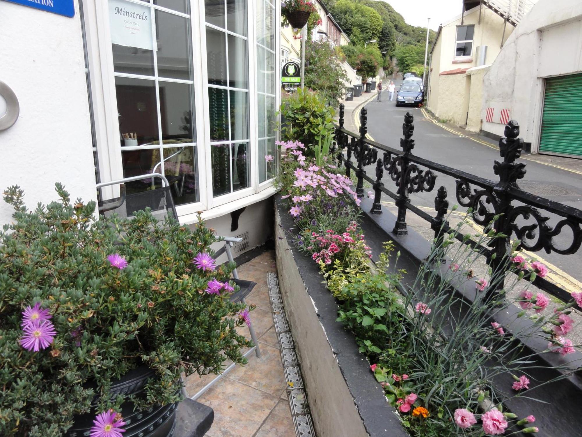 Edelweiss Guest House Douglas Bagian luar foto